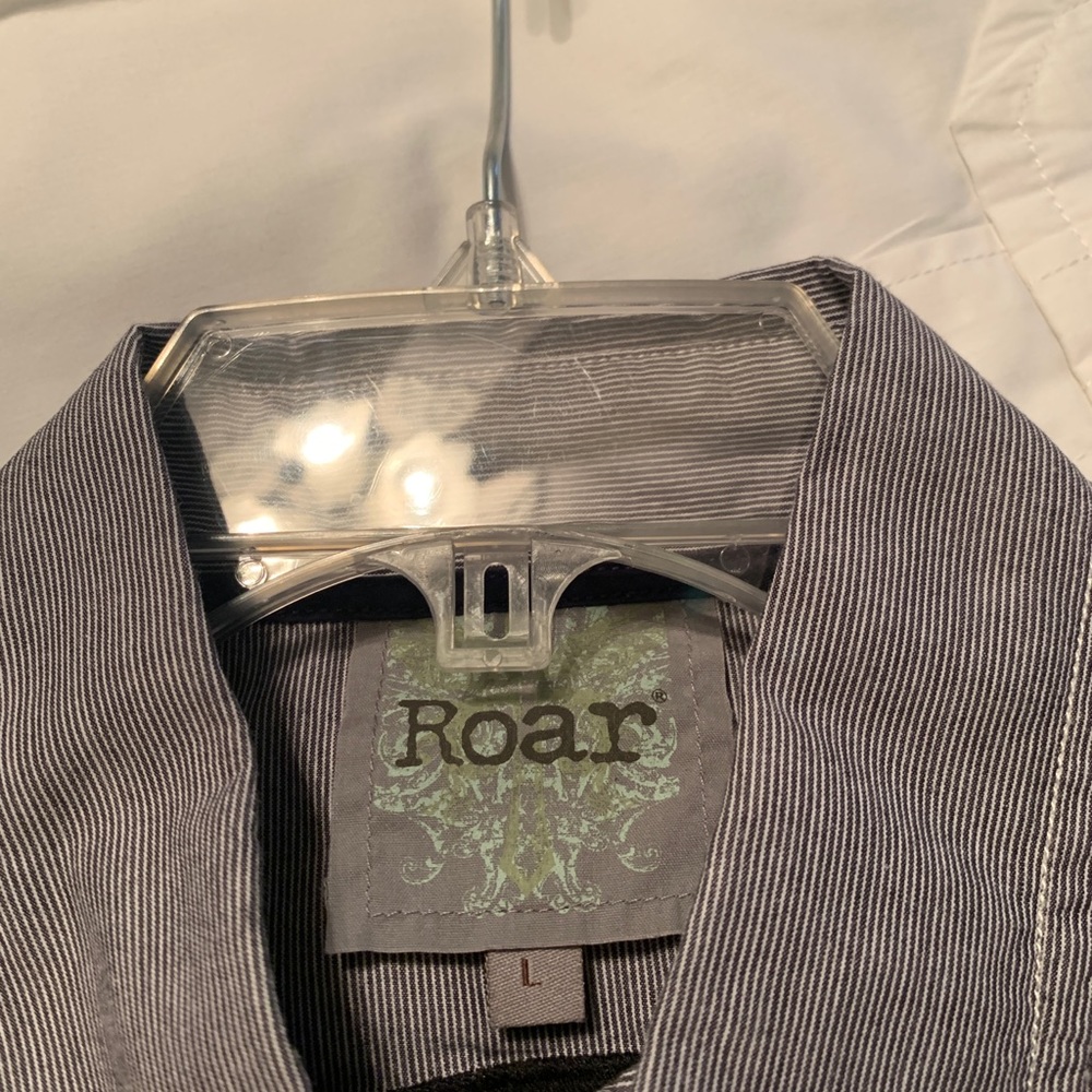 Roar Button Up - image 8